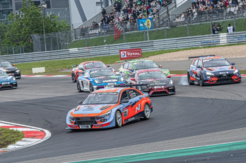 6월 5~6일 열린 뉘르부르크링 24시 내구레이스에서 주행중인 엘란트라 N TCR.(사진=현대자동차)