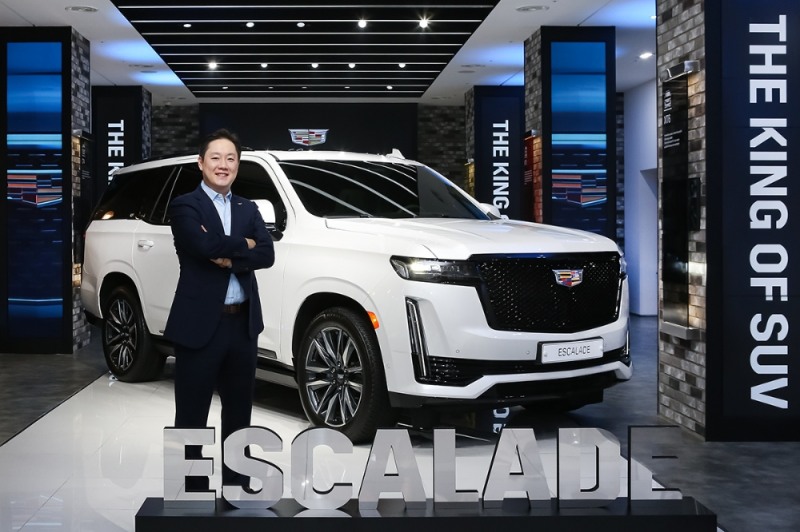 에스컬레이드와 캐딜락코리아 서영득 대표.(사진=캐딜락코리아)