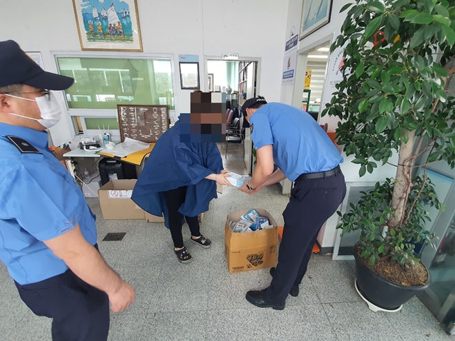 부산해경이 안전캠페인 생활물품을 증정하고 있다.(사진제공=부산해양경찰서)