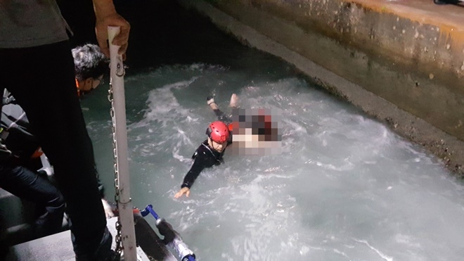 출동한 해경이 익수자를 구조하고 있다.(사진제공=부산해양경찰서)