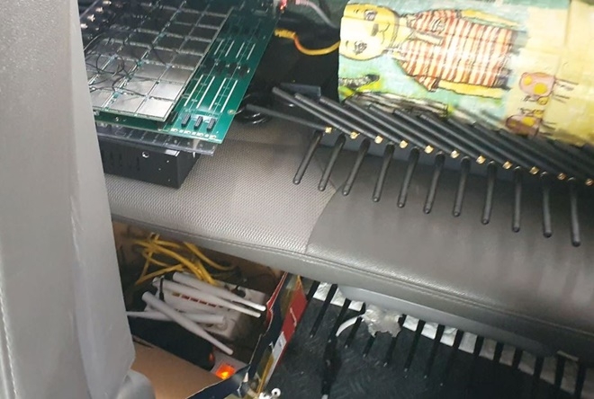 차량 내부에 설치된 전화번호변작 중계기.(제공=부산경찰청)
