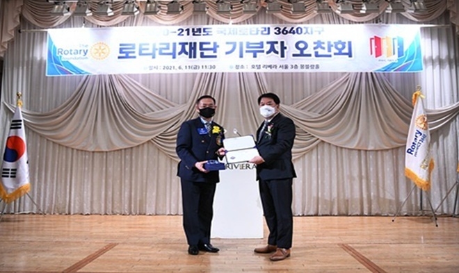 아이넷방송그룹 초아 박준희 회장(우측)이 국제로타리 3640지구 효송 노행식 총재로부터 표창을 받고 기념촬영.(사진제공=아이넷방송그룹)