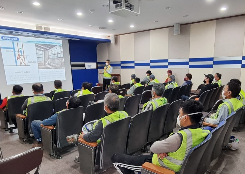 협력사 안전교육 모습.(사진=현대건설)