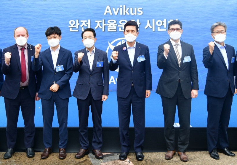 (왼쪽부터) 주한 영국대사관 국제통상부 마이크 웰치(Mike Welch) 참사관, 아비커스 임도형 대표, 포항해양경찰서 한상철 서장, 포항시 이강덕 시장, 한국조선해양 미래기술연구원장 김성준 부사장, 한국조선해양 디지털기술연구소장 권병훈 상무.(사진=현대중공업)