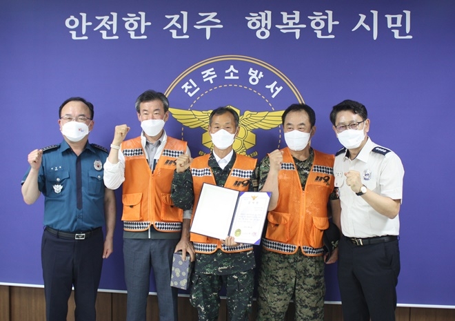 진주경찰서장이 진주소방서를 방문해 실종자발견에 큰 역할을 한 의용소방대에게 감사장을 수여하고 기념촬영.(사진제공=진주소방서)