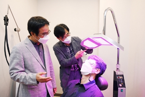 왼쪽부터 모제림성형외과 황정욱 대표원장과 LG전자 오상준 홈뷰티사업담당이 LLLT 치료 장비를 살펴보고 있다. 사진=LG전자