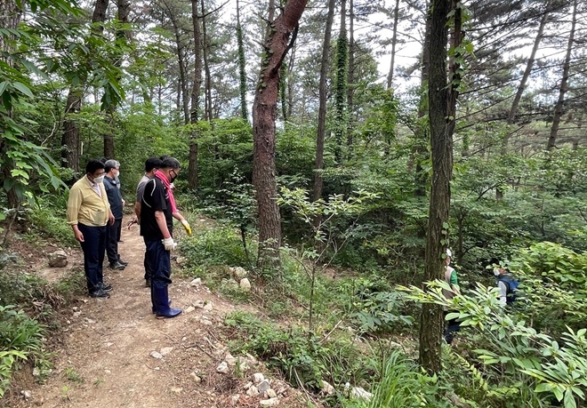 오규석 기장군수(앞 검은색옷)가 일광산 등산로를 점검하고 있다.(사진제공=부산 기장군)