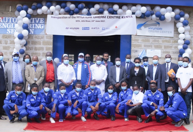 ‘현대드림센터 케냐’ 개관식에서 현지 행사 관계자 및 드림센터 교육생들이 함께 기념 촬영을 하고 있는 모습.(사진=현대자동차)