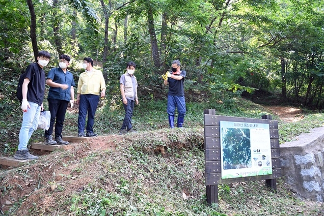 기장군수가 6월 28일 일광신도시에서 백두사를 경유하여 정상으로 이어지는 일광신도시·백두사 구간 등산로를 방문해 현장을 점검하고 있다.(사진제공=부산 기장군)