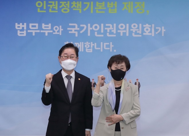 박범계 법무부장관과 최영애 인권위원장이 30일 기념촬영을 하고 있다.(사진제공=법무부)