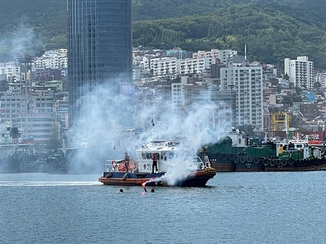 30일 제5부두에서 선박집단계류지 화재사고대비 민·관·군 합동훈련을 실시하고 있다.(사진제공=부산해양경찰서)