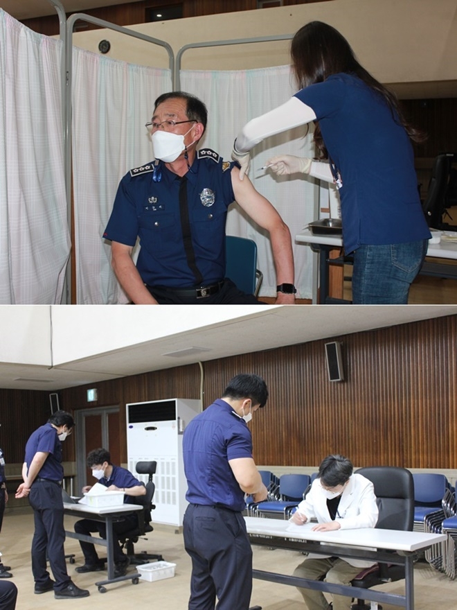 이근지 진주교도소장이 2차 백신 교차접종을 하고 있다.(사진제공=진주교도소)