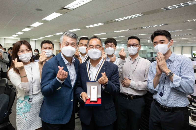 동국제강 본사에서 열린 창립 67주년 행사에서 장세욱 동국제강 부회장(가운데에서 왼쪽)과 25년 장기근속상을 수상한 김의진 동국제강 봉형강원료구매팀장(가운데)이 팀원들과 함께 기념사진을 촬영하고 있다.(사진=동국제강)