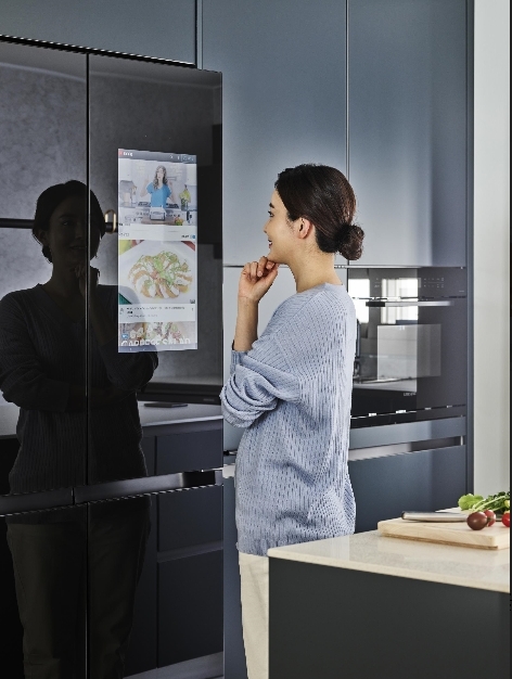 부엌에서 냉장고로 요리 레시피를 검색하는 모습.(사진=한샘)