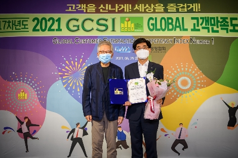 지난달 29일 서울 영등포구 소재 63컨벤션에서 열린 글로벌고객만족도 시상식에서 신한은행 소비자보호그룹 박현준 부행장(우측)과 글로벌경영협회 배순훈 회장이 기념촬영 하는 모습. 사진=신한은행