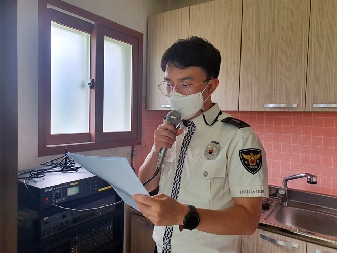 경찰관이 마을앰프방송을 통해 고령자 교통사고 예방 교육을 하고 있다. (사진제공=창원서부경찰서)