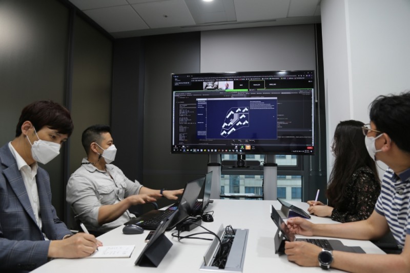 DL이앤씨 직원들이 자동설계 프로그램을 활용해 회의를 하고 있다.(사진=DL이앤씨)