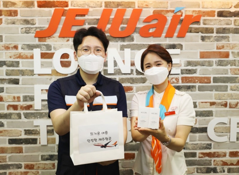 제주항공은 여름 혹서기를 맞아 현장에서 근무하는 직원을 위해 애경 AGE 20’s 자외선 차단제를 전달했다.(사진=제주항공)