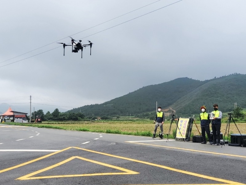 LX공사 직원들이 전남 해남군 현산면 일대에서 드론을 띄우고 있는 모습. (사진=LX한국국토정보공사)