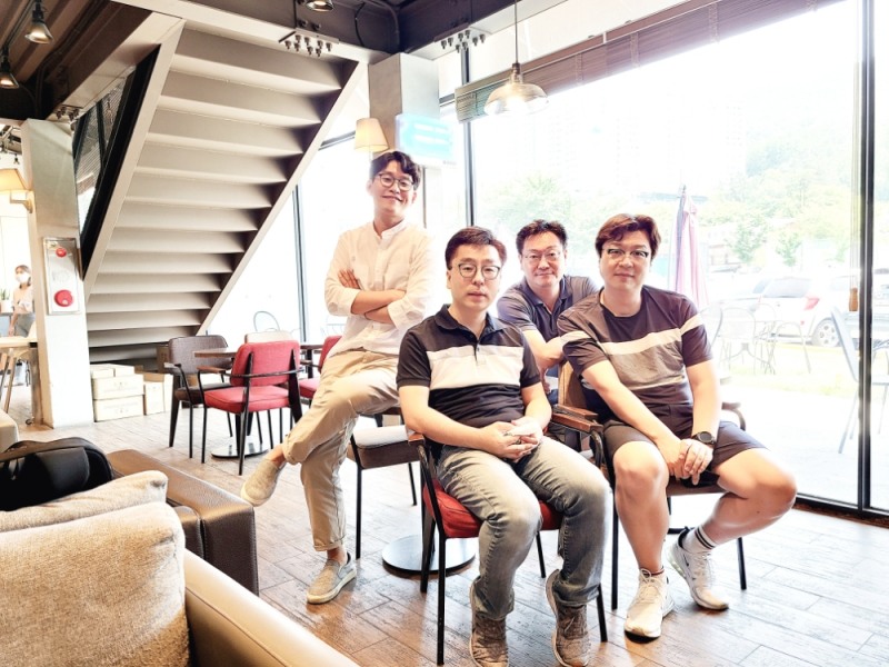 한국부동산원 사내벤처에서 스핀오프한 비앤써(왼쪽부터 박알찬, 대표이사 김영혁, 김정규, 김성탁).(사진=한국부동산원)