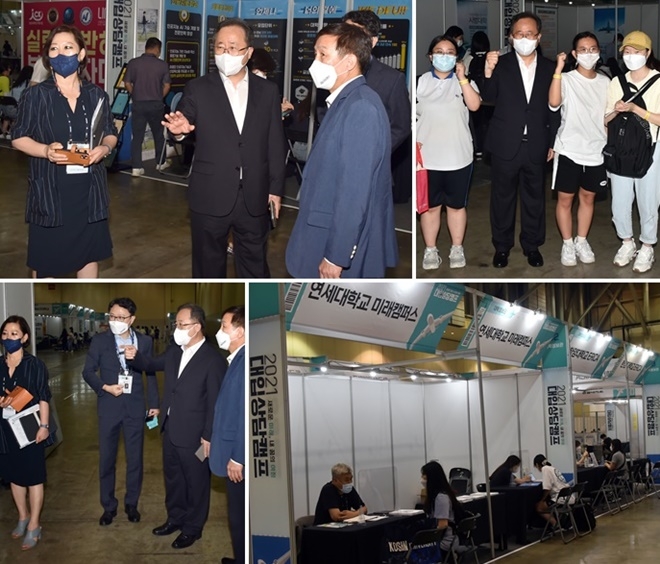 김석준 교육감이 대입상담캠프 방역 및 행사상황 점검하고 있다.(사진제공=부산교육청)