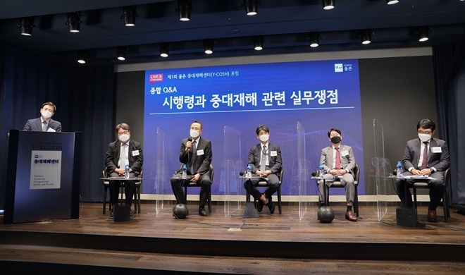 (사진왼쪽부터) 사회를 보고 있는 율촌 조상욱 변호사와 정지원 상임고문, 박영만 변호사, 정원 변호사, 정유철 변호사, 김익현 변호사.(사진제공=법무법인 율촌)