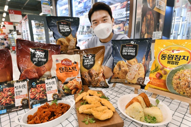 모델이 서울 등촌동 홈플러스 강서점에서 ‘냉동 먹거리 기획전’ 상품을 선보이고 있다. 홈플러스는 최근 코로나19 재확산으로 인한 재택근무, 여름방학 등으로 집에서 시간을 보내는 고객들이 늘어나자 간편하게 간식 및 야식을 즐길 수 있도록 각종 상품을 모아 ‘냉동 먹거리 기획전’을 진행한다고 밝혔다. 행사 상품은 ▲홈플러스 시그니처 구운주먹밥 3종 ▲대상 안주야 안주류 10종 ▲대림 안심치킨 텐더스틱 ▲동원 참치볶음밥 ▲서울우유 우유 아이스크림 4종 등으로 구성됐다.