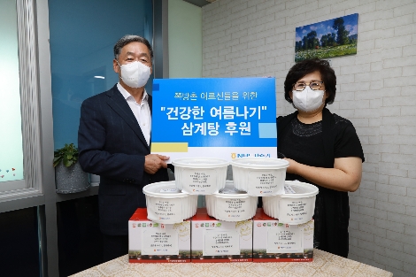 NH투자증권은 20일 영등포 쪽방촌에 삼계탕 750인분과 김치 400포기를 전달하는 나눔 행사를 실시했다. 정용석 NH투자증권 부사장(왼쪽)이 사단법인 사막에 길을 내는 사람들 최은화 사무국장과 삼계탕 전달식 후 기념 촬영하고 있다. 사진=NH투자증권