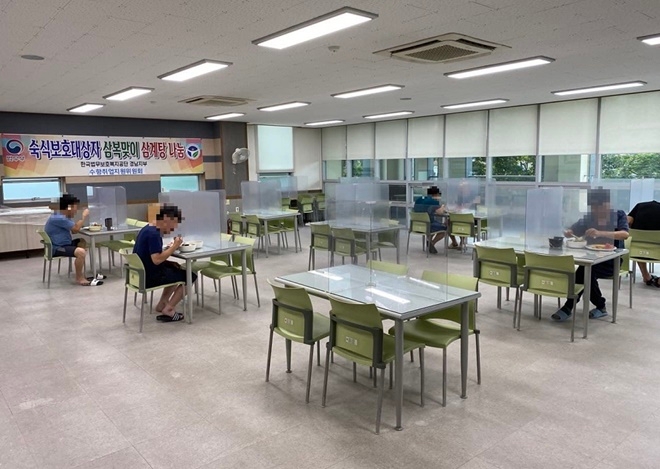 숙식보호대상자 중복 삼계탕 나눔 행사.(사진제공=한국법무보호복지공단경남지부)