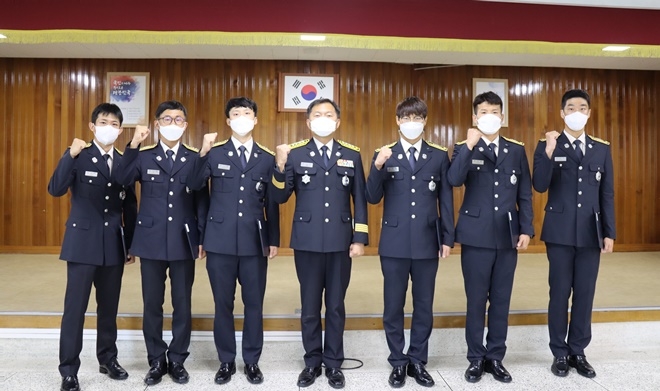박유진 소방서장이 26일 신규 소방공무원 6명에게 임용장을 수여하고 기념촬영.(사진제공=진주소방서)