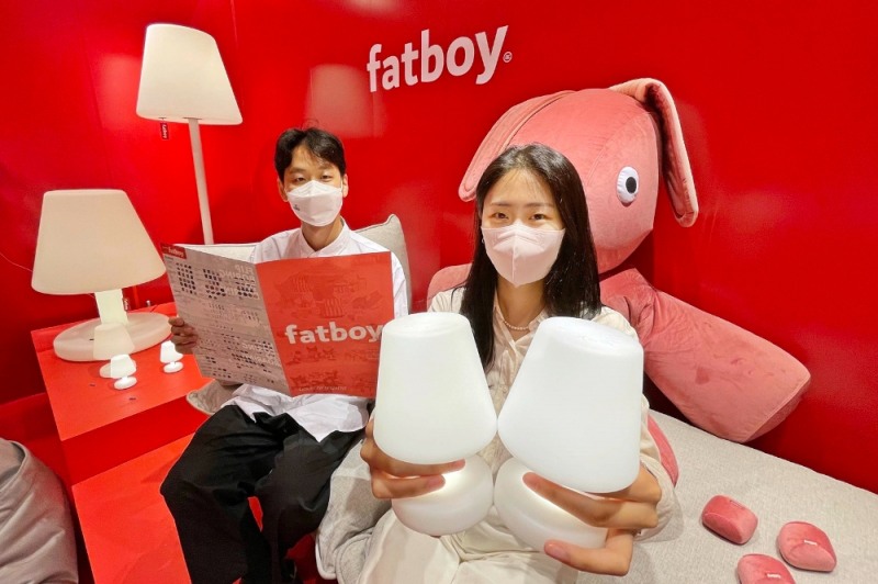 갤러리아백화점은 명품관에서 8월 5일까지 컨템포러리 인&아웃도어 브랜드 ‘팻보이’ 팝업스토어를 진행한다. 20년의 역사를 가진 네덜란드 브랜드 ‘팻보이’는 정원∙피크닉∙캠핑 등 실외와 실내 모두 사용할 수 있는 기발한 아이템들을 선보이는 브랜드다.