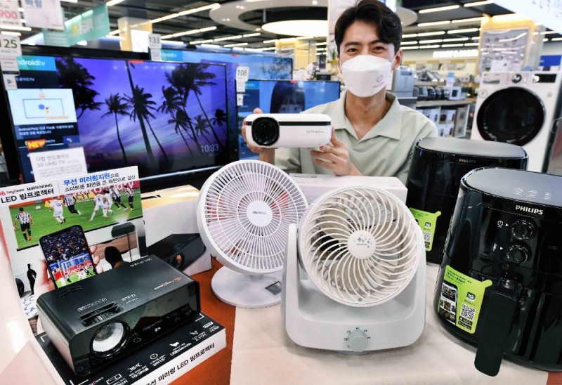 27일 홈플러스 강서점에서 모델이 ‘집관 필수 가전 기획전’ 상품을 선보이고 있다. 홈플러스(사장 이제훈)가 ‘홈 관중’을 위해 TV∙빔 프로젝터 등 가전제품을 할인해 판매하는 ‘집관 필수 가전 기획전’을 연다고 27일 밝혔다.