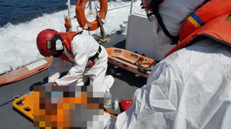 출동한 경찰관이 응급처치를 하고 있다.(사진제공=부산해양경찰서)