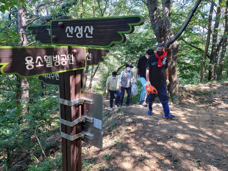 오규석 부산 기장군수가 29일 산성산 보명사~정상~용소웰빙공원 구간 현장 방문.(사진제공=부산 기장군)