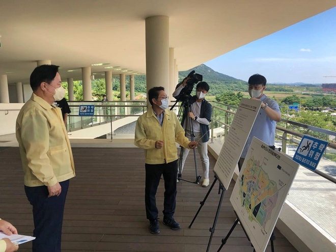 김두관 대선 경선 후보가 충남내포신도시를 방문해 현황을 청취하고 있다.(사진제공=김두관의원실)