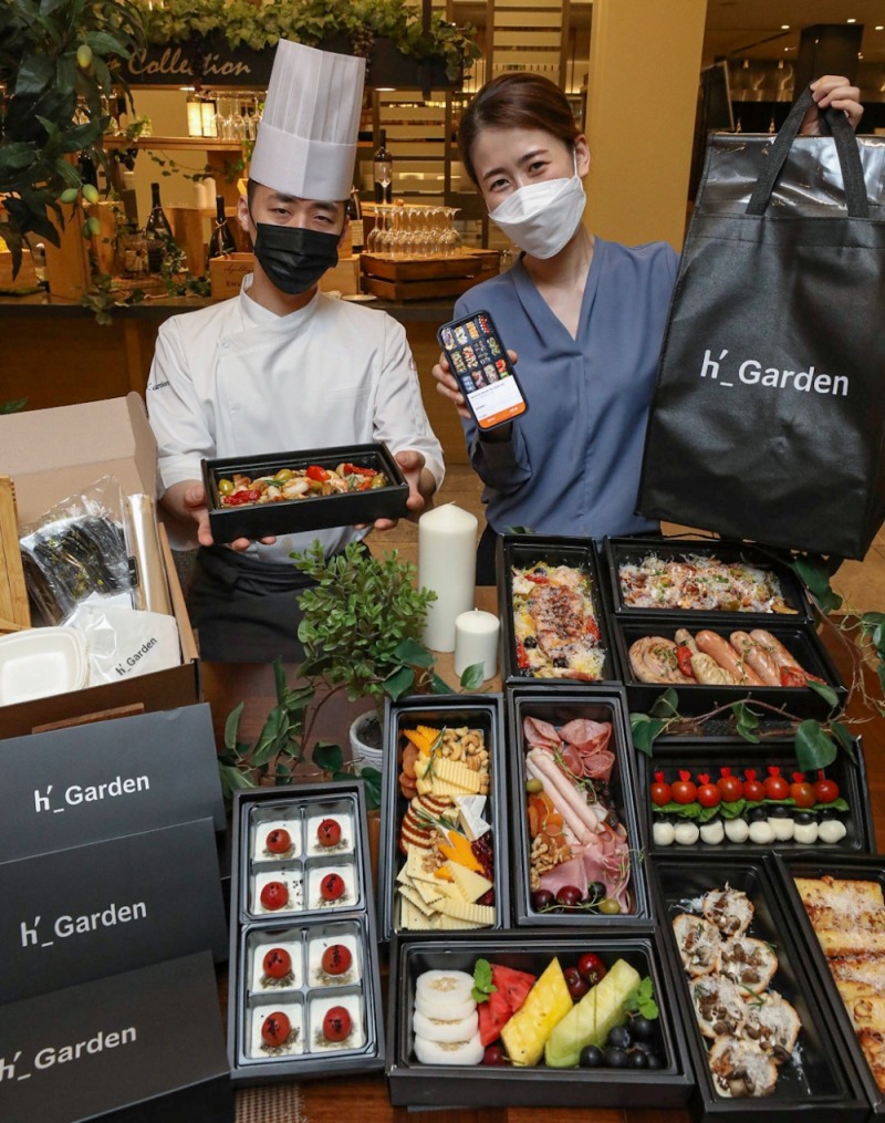 현대백화점그룹 계열 종합식품기업 현대그린푸드가 운영하는 프리미엄 호텔 레스토랑 브랜드 '에이치가든(h´_Garden)'은 집에서 편하게 즐길 수 있는 '케이터링박스'를 식품 전문 온라인몰 '현대식품관 투홈'에서 판매한다고 1일 밝혔다. 케이터링박스는 인원수와 음식에 따라 총 6가지 구성으로 선보이며, 유명 특급 호텔의 뷔페 요리를 배송받아 어디서든 간편하게 즐길 수 있는 것이 특징이다.