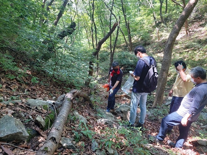 오규석 기장군수가 8월 2일 철마임도에서 정상을 거쳐 입석마을 구간을 점검을 하고 있다. (사진제공=부산 기장군)