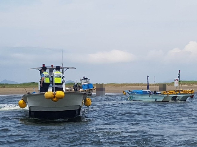 출동한 경찰관과 민간해양구조선이 합동 이초작업을 하고 있다.(사진제공=부산해양경찰서)
