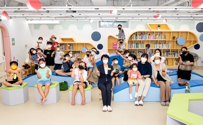 정미영 구청장이 학부모들 및 아이들과 함께 어린이특화 작은도서관에서 기념촬영.(사진제공=부산 금정구)