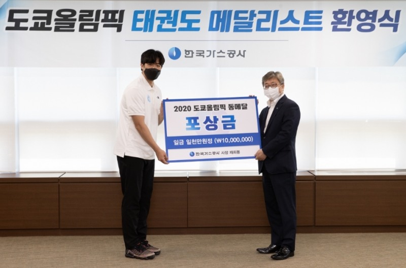 채희봉 한국가스공사 사장이 도쿄올림픽에서 동메달을 획득한 인교돈 선수에게 포상금을 지급하고 있다. (사진=한국가스공사)