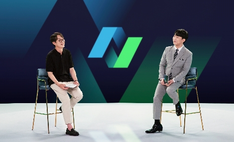 NEXON New Projects 미디어 쇼케이스에서 넥슨 이정헌 대표(왼쪽)과 성승헌 캐스터(오른쪽)가 대화를 나누고 있다. 사진=넥슨