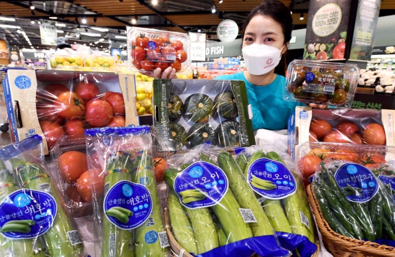 모델이 6일 서울 등촌동 홈플러스 강서점에서 ‘맑은청 강원물산전’ 행사상품들을 선보이고 있다. 홈플러스는 오는 11일까지 강원지역의 우수 신선식품을 모아 저렴한 가격에 선보이는 ‘강원물산전’을 열고 지역농가에서 수확한 우수 신선식품의 판매 활성화를 지원한다.