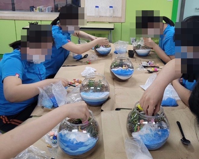 다육 테라리움 만들기 체험을 하고 있다.(사진제공=정심여자고등학교)