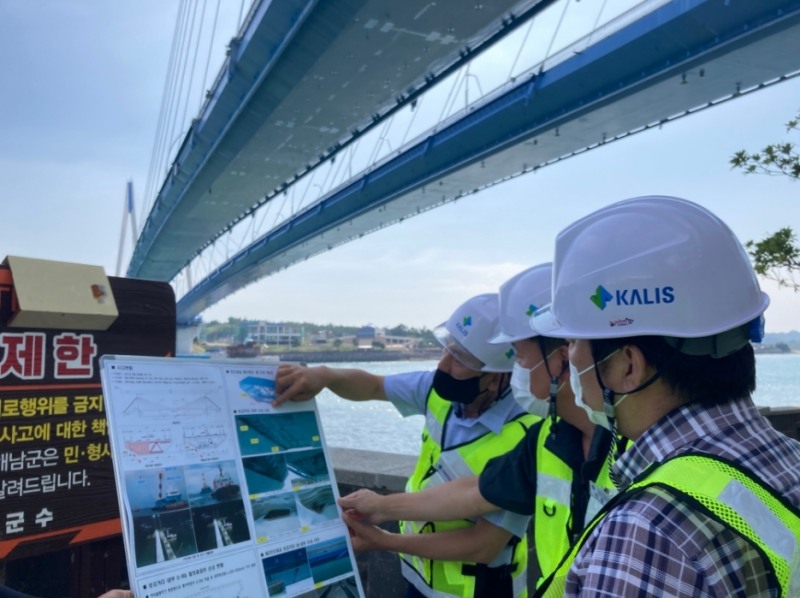 박영수 국토안전관리원 원장은 6일, 해상 크레인이 충돌한 사고로 통행이 제한되고 있는 전남 진도군 군내면 진도대교를 찾아 시설물 손상 부위에 대한 긴급 안전점검을 실시했다. (사진=국토안전관리원)