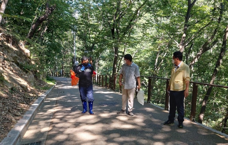 오규석 기장군수가 피서장소인 불광산 근린공원(장안사 계곡)을 방문해 현장을 점검하고 있다. (사진제공=부산 기장군)
