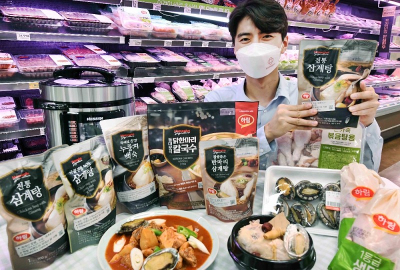 모델이 9일 서울 등촌동 홈플러스 강서점에서 말복을 앞두고 보양식 관련 상품을 선보이고 있다. 홈플러스는 말복(10일)을 맞아 신선식품부터 간편식까지 다양한 보양식 관련 상품을 모아 할인 행사를 진행한다고 9일 밝혔다. 대표 상품은 ▲국내산 생닭 ▲온가족 닭볶음탕용 국내산 생닭 ▲완도 전복(중 8마리/특 3마리, 1만원) 홈플러스 시그니처 동대문식 닭한마리 칼국수 ▲홈플러스 시그니처 전통 삼계탕 ▲홈플러스 시그니처 국물 진한 녹두삼계탕 ▲홈플러스 시그니처 반마리 삼계탕 등으로 구성됐다.