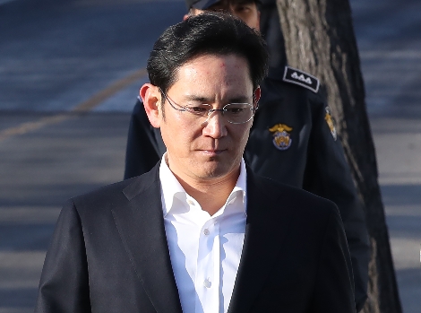 지난 2018년 2월 5일 '국정농단' 항소심 선고 뒤 서울구치소에서 풀려나는 이재용 부회장. 사진=연합뉴스