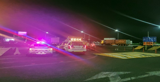 야간 휴게소 화물차 불법주차 실태를 점검하고 있다.(사진제공=경남경찰청)