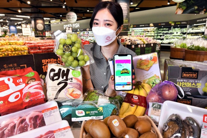 <사진설명> 모델이 12일 서울 등촌동 홈플러스 강서점에서 ‘멤버특가’ 행사 상품을 선보이고 있다. 홈플러스는 ‘마이홈플러스 멤버십’ 회원을 대상으로 최대 50% 할인을 제공하는 ‘멤버특가위크’ 행사를 진행한다.