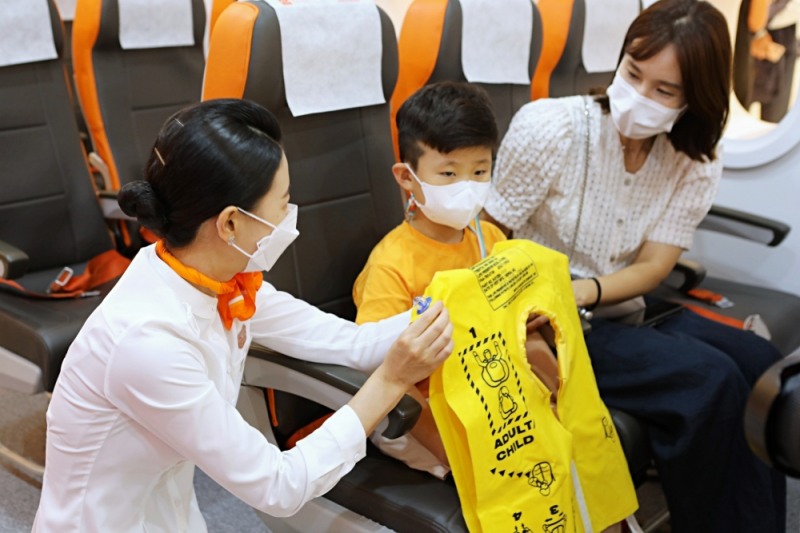 롯데백화점 김포공항점은 제주항공과 함께 체험존이 최초로 운영되는 체험형 기내식 카페 '여행의 행복을 맛보다(이하, 여행맛)'을 8월 12일 오픈했다.'여행맛'은 영업면적 120평 규모로 운영하며, 실제 기내에서 볼 수 있는 소품을 활용하여 인테리어를 구성했다. 또한 승무원들이 직접 기내식 인기 메뉴와 음료를 제공한다.어린이 고객들을 대상으로 '항공안전체험교실'과 객실승무원 체험을 해 볼 수 있는 '객실승무원 직업 체험존'을 선보인다. 롯데백화점 김포공항점은 제주항공 '여행맛' 카페를 11월 14일까지 약 3개월간 운영할 예정이다.